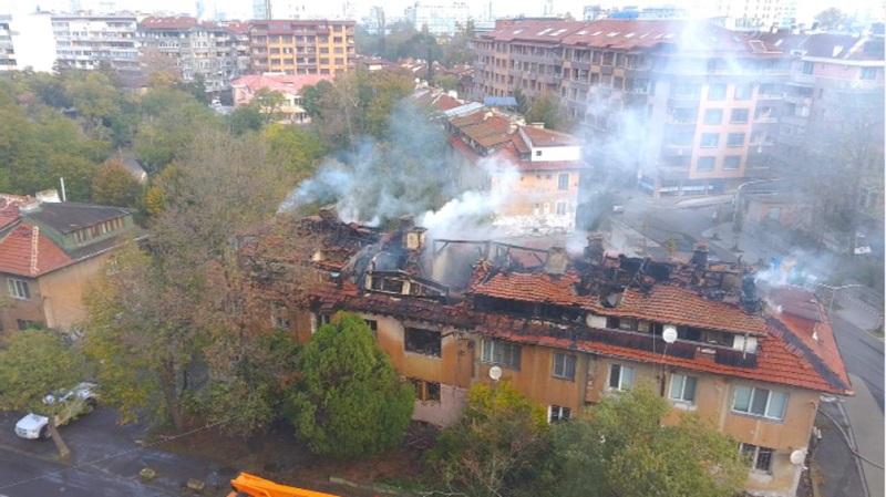 Гори сграда в централната част на Бургас