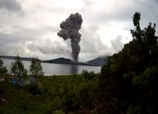 Вулканът Анак Кракатау в Индонезия изхвърли на 3 км в небето стълб от пепел