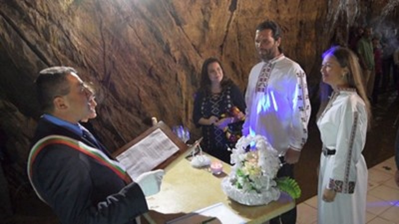 Двойка се ожени на 140 метра под земята 