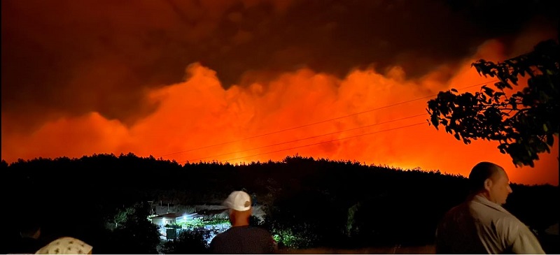 Огнен ад: Пожарът край Изворище се разраства