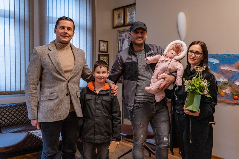 Кметът на Община Царево Марин Киров посрещна едно от първите бебета на 2026 година 