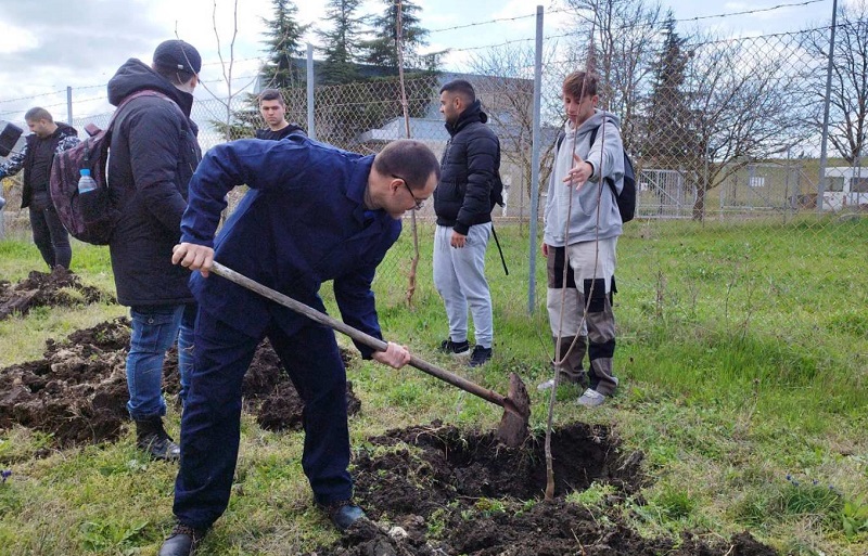 От ВиК-Бургас засадиха стотици дръвчета по случай Световния ден на водата
