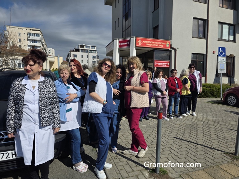 Пациенти организираха празничен концерт за медиците от КОЦ Бургас