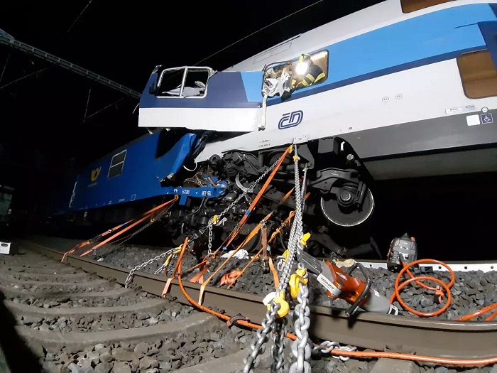 Пътнически и товарен влак се сблъскаха в Чехия има жертви и ранени