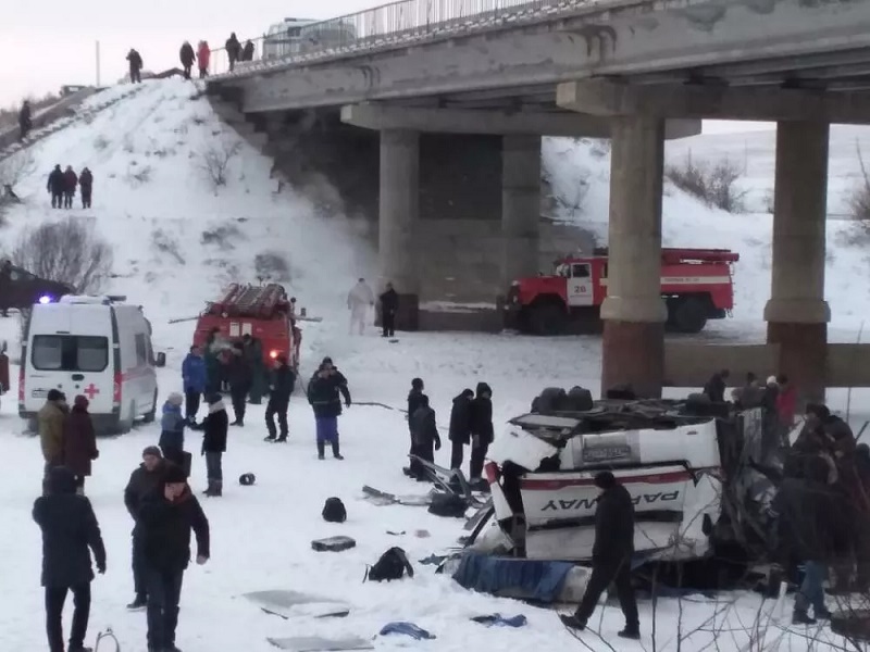 Автобус падна от мост в Русия, загинаха 19 души