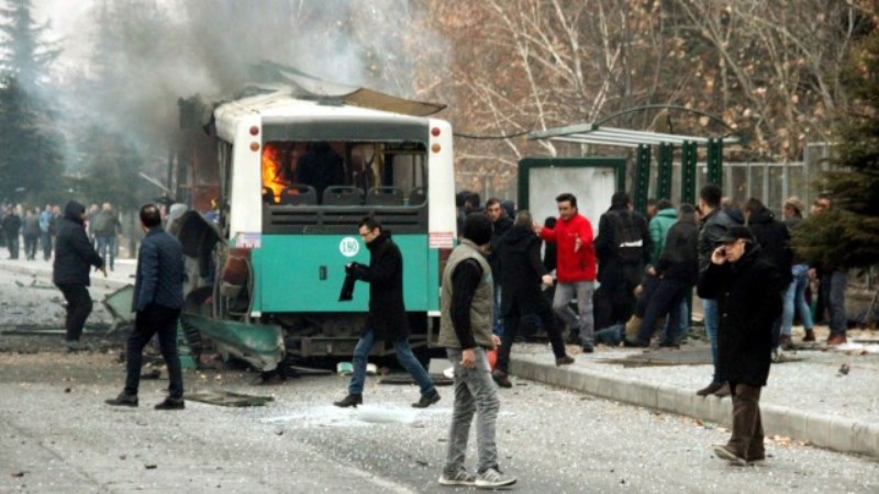 Взрив на автобус с турски военни взе 13 жертви, десетки са ранените