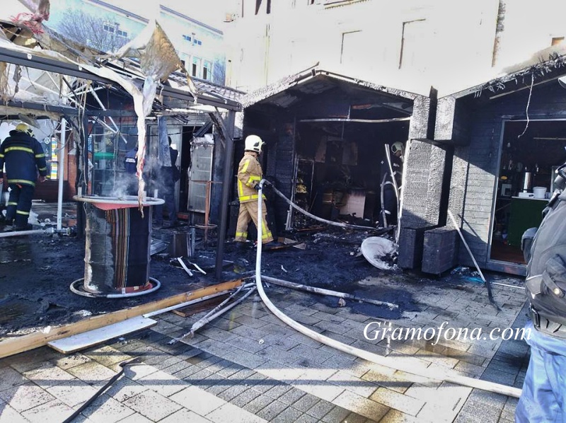 Вижте щетите от пожара в центъра на Бургас (СНИМКИ)