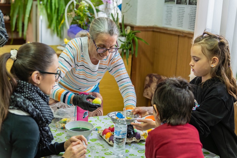 Деца и възрастни боядисваха заедно яйца в Царево