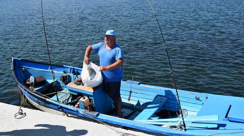 Килограми пластмасови отпадъци извадиха рибари край Ченгене скеле