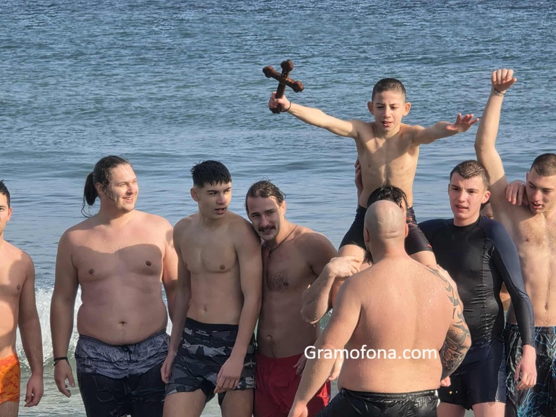 Най-малкият спасител на кръста в Созопол се казва Йордан