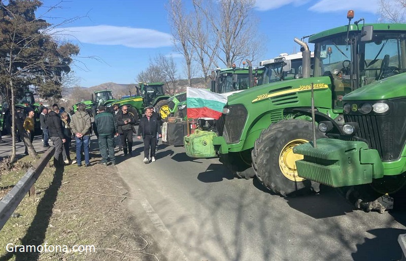 Протестът на земеделците и блокадите на ключови места продължават