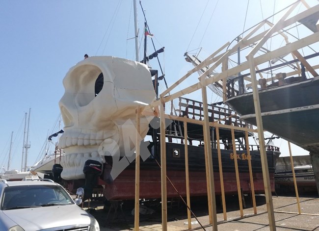 Появи се нов пиратски кораб в Поморие с череп на кърмата