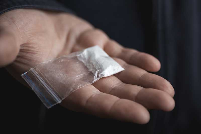 Младеж се опита да глътне найлоново пликче с дрога пред полицаи