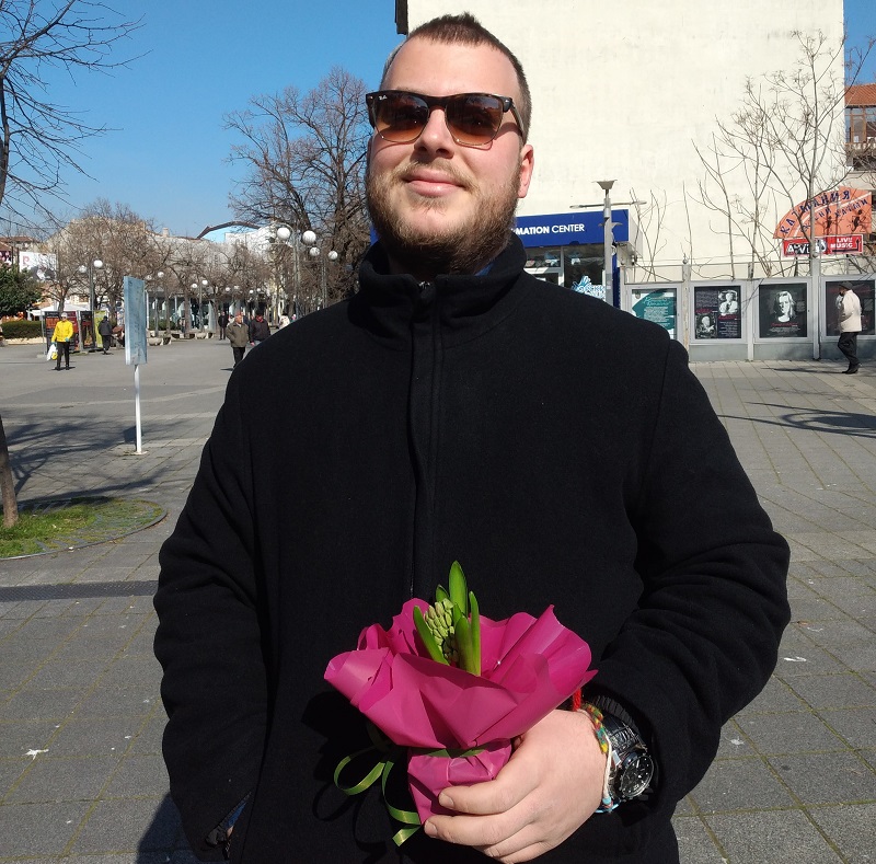 Бургас на 8 март: Забързани хора с красиви букети