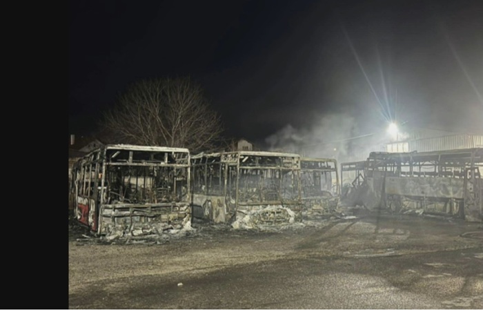 Пожар изпепели автобуси и коли в Костинброд