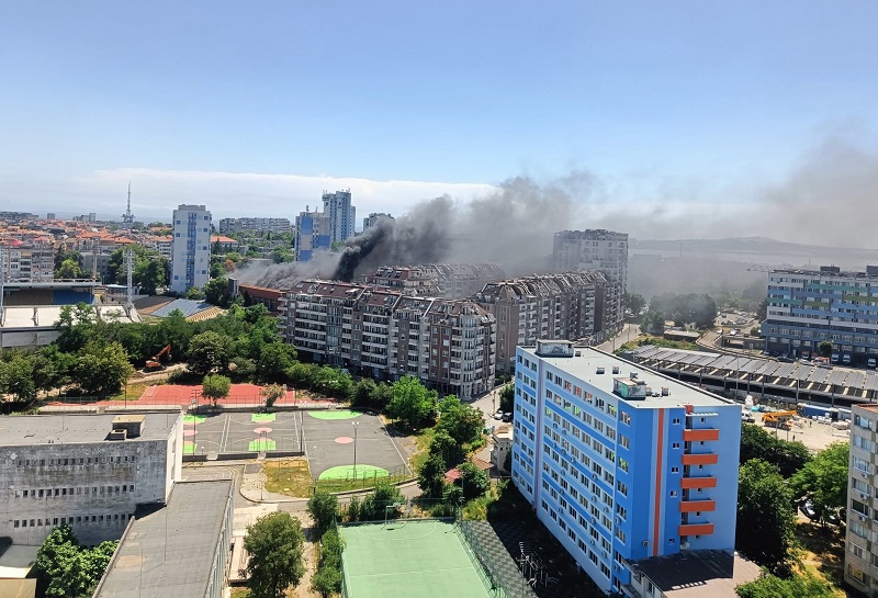 Голям пожар в спортната зала до стадион Лазур