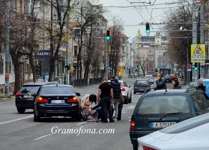 Автомобил блъсна жена на Ботева