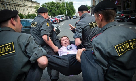 Неразрешен гей парад в Москва, задържаха участници