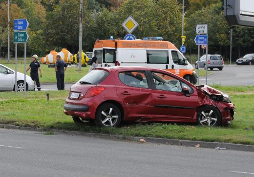 Автомобил се заби в билборд на кръговото в Бургас
