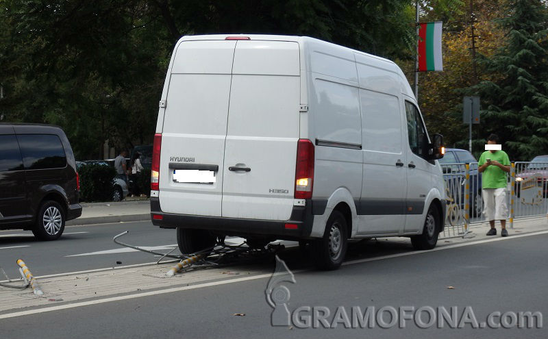 Шофьор на бус изгуби управление и се заби в ограда до Механото