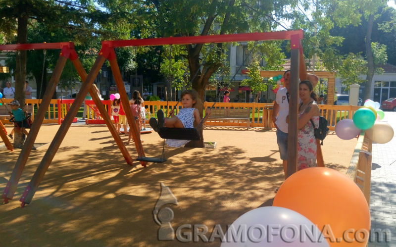 Площадът пред Стария съд – новото любимо място на бургаските деца