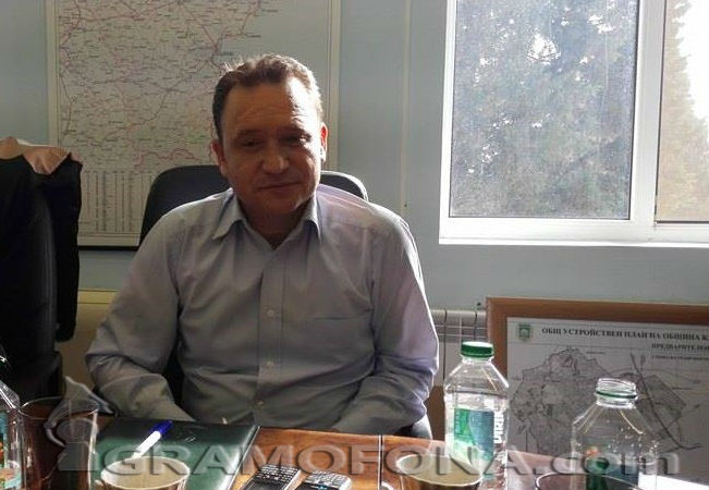  Под дърво и камък издирват съсобственик на читалището в Камено 