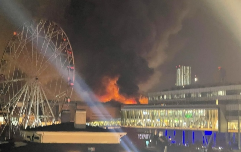 Експлозия, пожар и стрелба в концертна зала в Москва