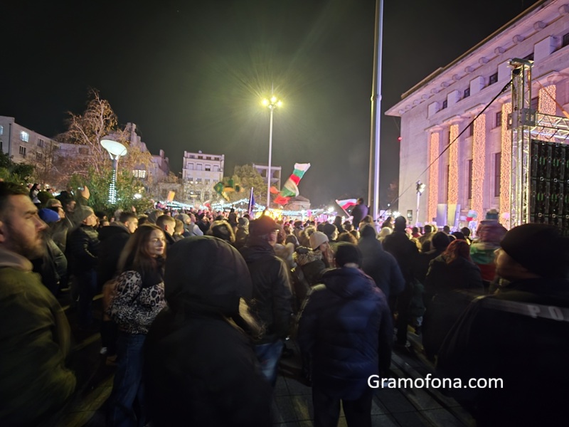 Бургазлии изригнаха на площада в най-мащабния протест досега