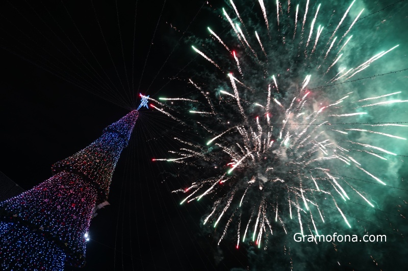 10 000 души запалиха светлините на елхата в Бургас (СНИМКИ)