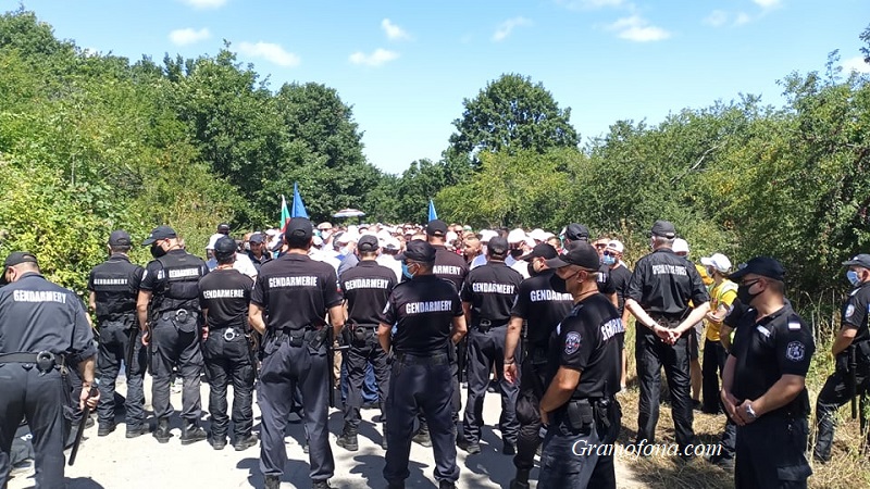 Два полицейски кордона пазят подстъпите към „сарая на Доган“