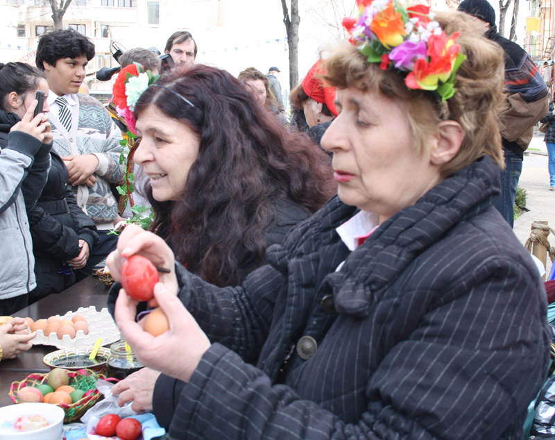 Баби от Средец и Дюлево разкриват тънкостите при боядисването на яйца