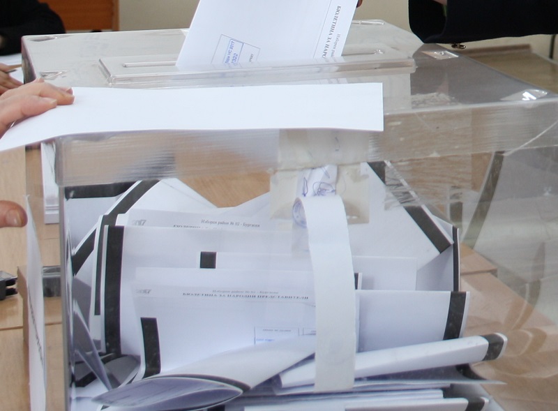 В руенското село Топчийско гласуват лични карти, а не хора (допълнена)