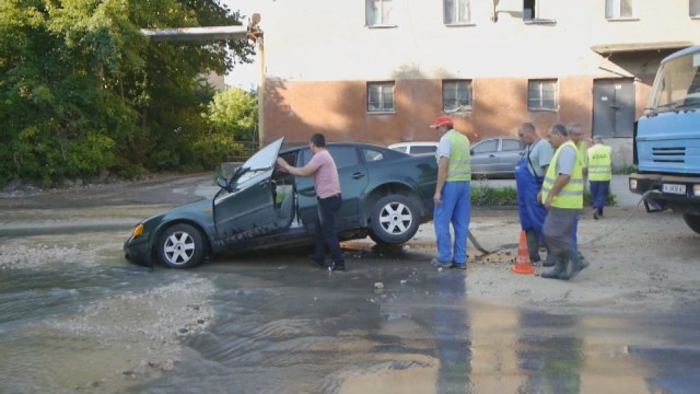 Кола пропадна в дупка на булевард в Шумен