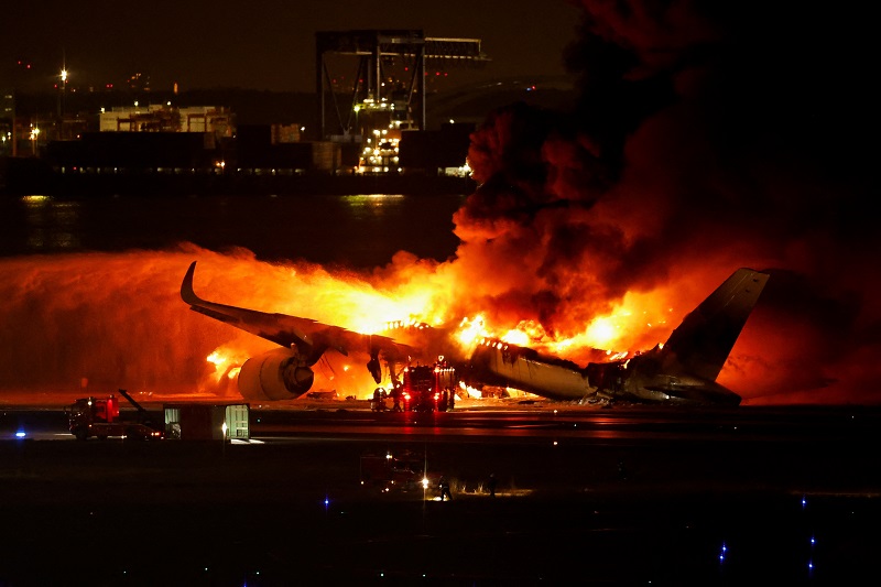 Самолет избухна в пламъци след удар на летището в Токио