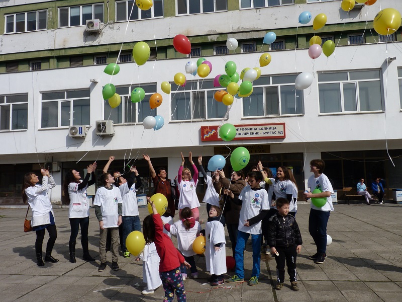 Деца с редки болести и доброволци освободиха стотици балони в небето над МБАЛ-Бургас