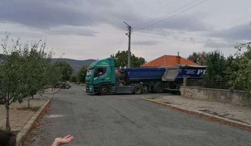 Сигнал до Gramofona.com: Тежки камиони рушат пътища в Прилеп /СНИМКИ/