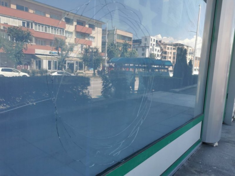 Неизвестни спукаха стъклото на приемната на ГЕРБ в Благоевград