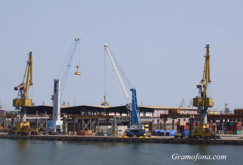 Блокираха кораби със зърно на пристанищата във Варна и Бургас