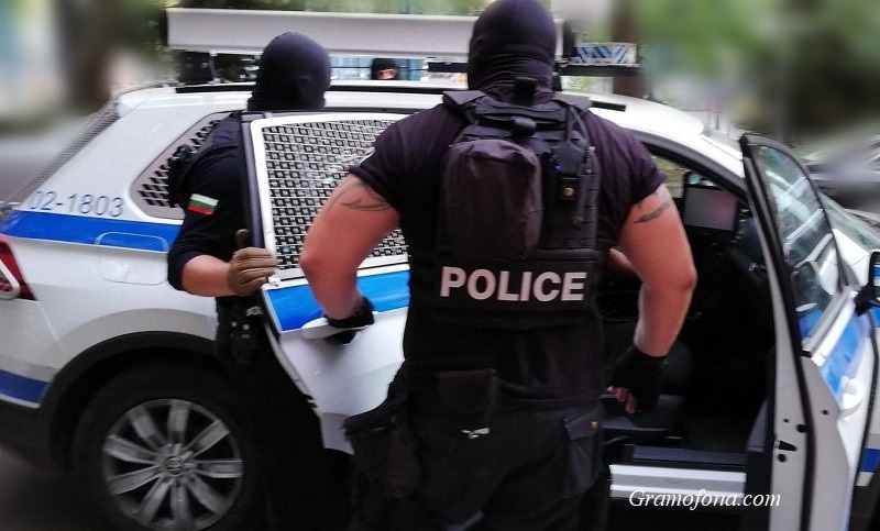 Криминално проявен спретна гонка с бургаски полицаи, блъсна патрулка и опита да избяга