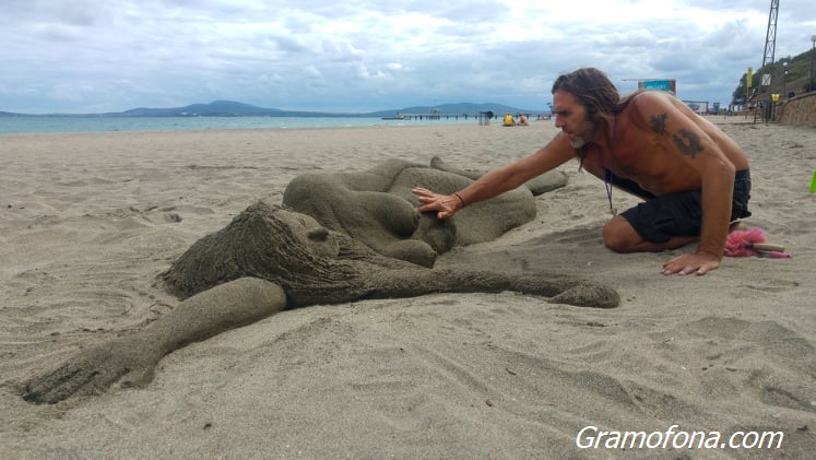 Англичанин извая пясъчна русалка на плажа в Бургас