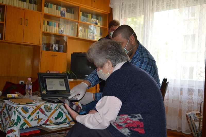 Баба Вена, която на 78 откри новите технологии, за да е близо до семейството си