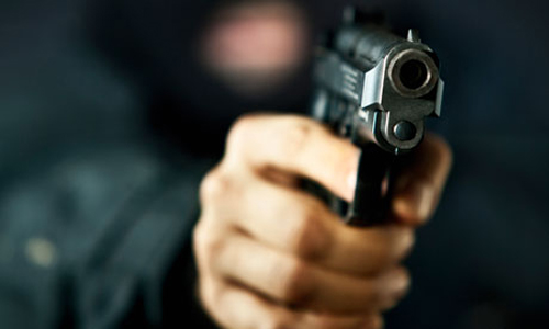 Бургаски отворко заплашва с пистолет из града