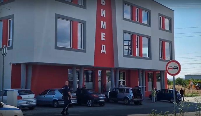 Мъж простреля двама души и се барикадира в цех в Стара Загора, задържаха го