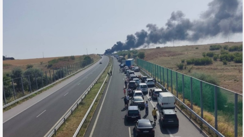 Разчистват останки от изгорял камион на магистрала Тракия