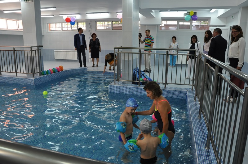 Плувен басейн и амфитеатър в най-новата забавачка на Бургас