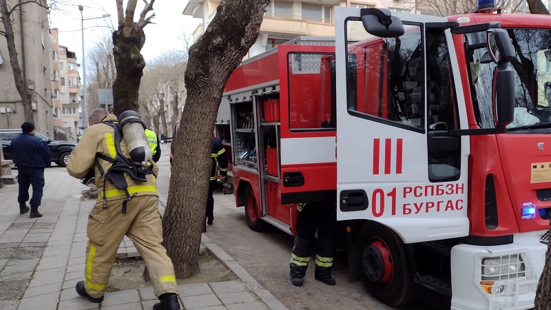 Три пожарни пред евакуираните училища в Бургас (СНИМКИ)