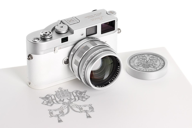 Продадоха фотоапарата на папа Франциск за 6,5 милиона евро