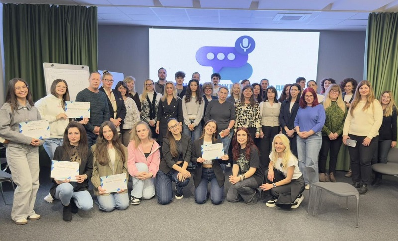 Момчето, което бързо показва, че вече не иска да мълчи