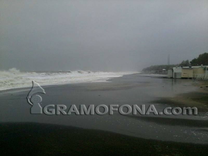 Инцидент с рибарски кораб в района на Маслен нос, издирването продължава