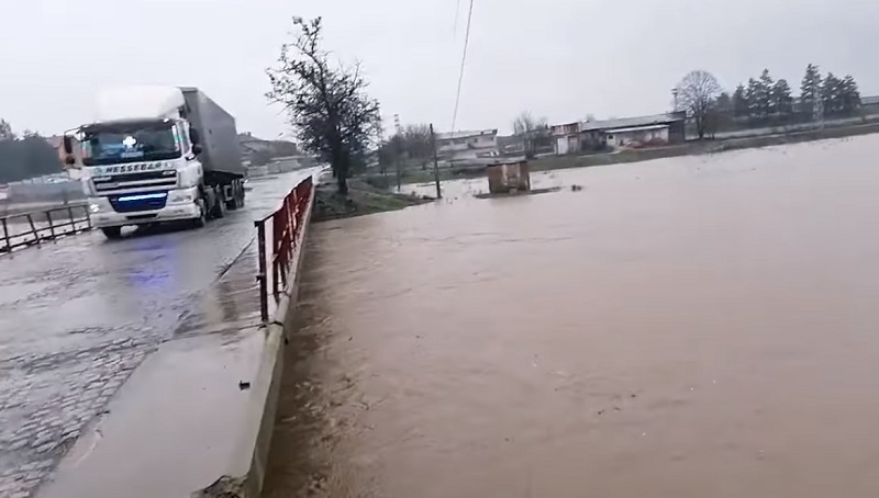 Пътят за Драчево е наводнен, има риск и пътят Средец – Ямбол да се окаже под вода